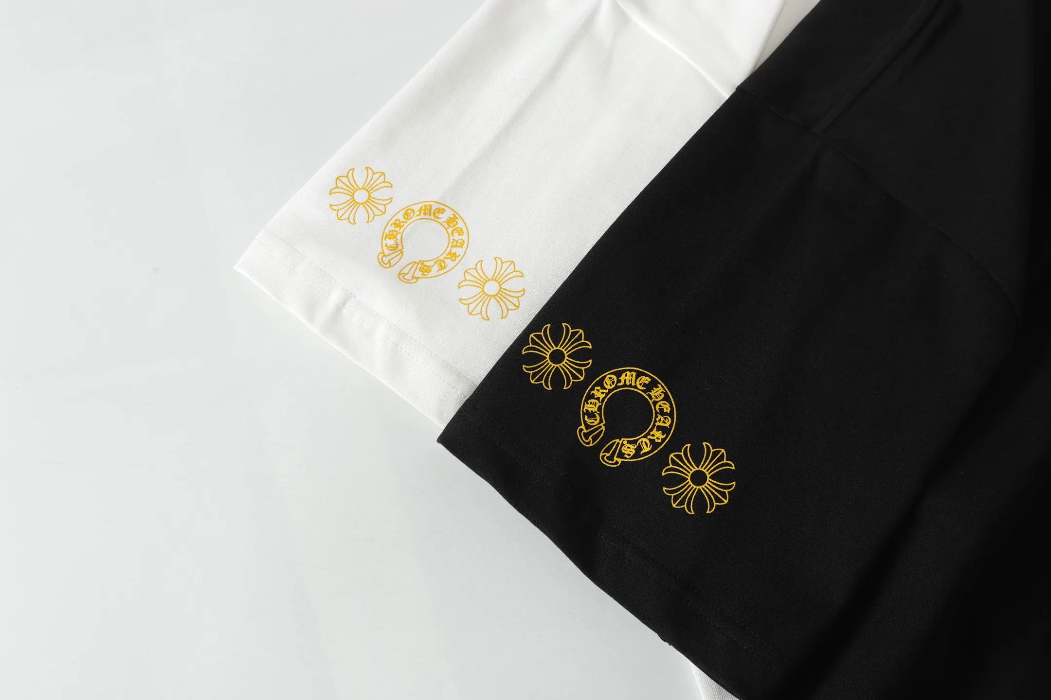 🅿️170 Chrome hearts ch Chrome hearts horseshoe painted cross short-sleeved T-shirt. Large version, loose and stylish, low version, slim and long version, upper body and crotch pull. 100% commitment: top quality, not fast food. The highest version on the market. Top quality, 280g, 26 custom-dyed double yarn cotton, same style for men and women, complete with three standards. Color: black, white Size: XS-L